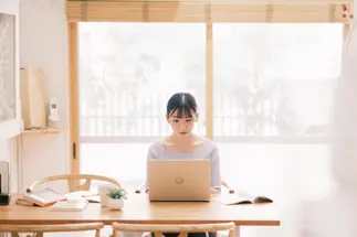 授業のライブ配信への参加やレポート解説授業の視聴など自分のペースで学ぶことができます